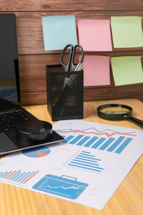 辦公桌上的藝術(shù) 筆筒與剪刀的商務(wù)攝影美學