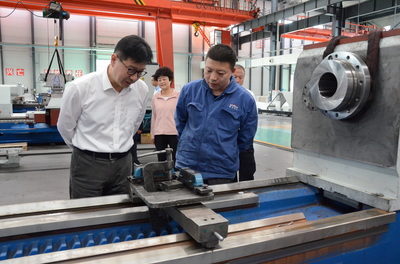 甘肅省委常委、副省長張錦剛在星火機床公司調研