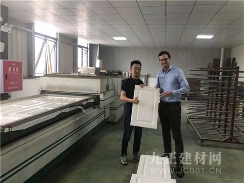 依威全屋定制整裝材料歐洲供應(yīng)商參觀工廠，技術(shù)轉(zhuǎn)讓開(kāi)啟新篇章